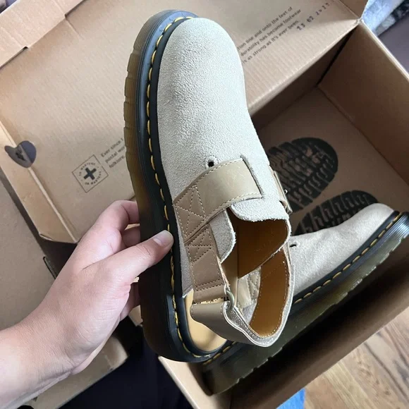 Dr.Martens, size 6 in women I use them one time in good condition. - Picture 2 of 4